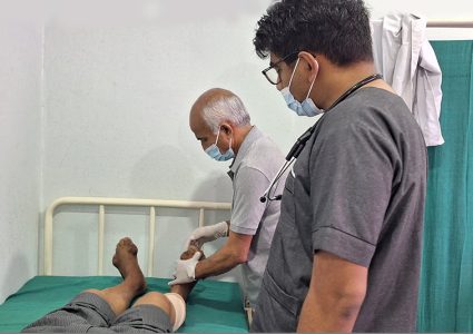 सल्यानमा विशेषज्ञ स्वास्थ्य सेवा दिँदै डा. गोविन्द केसी