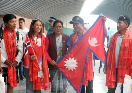 कीर्तिमानी पर्वतारोही हरिला र तेन्जेनलाई त्रिभुवन विमानस्थलमा स्वागत