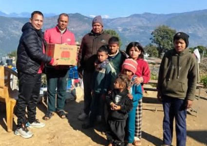 सामाजिक विकास कार्यालयका प्रमुख रावलद्वारा असाहाय बिद्यार्थिलाई फलफुल वितरण